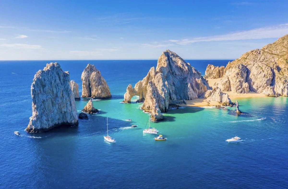 El Arco with boats along the Cabo San Lucas coastline